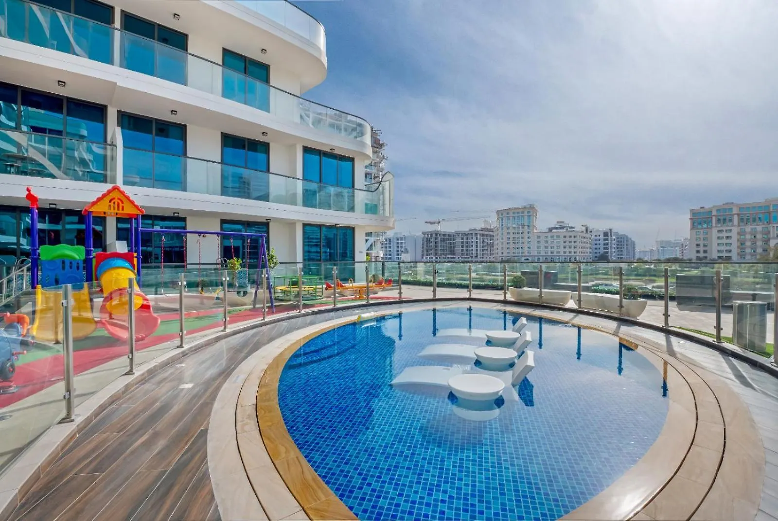 Chic One-Bed Haven W Pool & Gym Heart Of Dubai Apartman