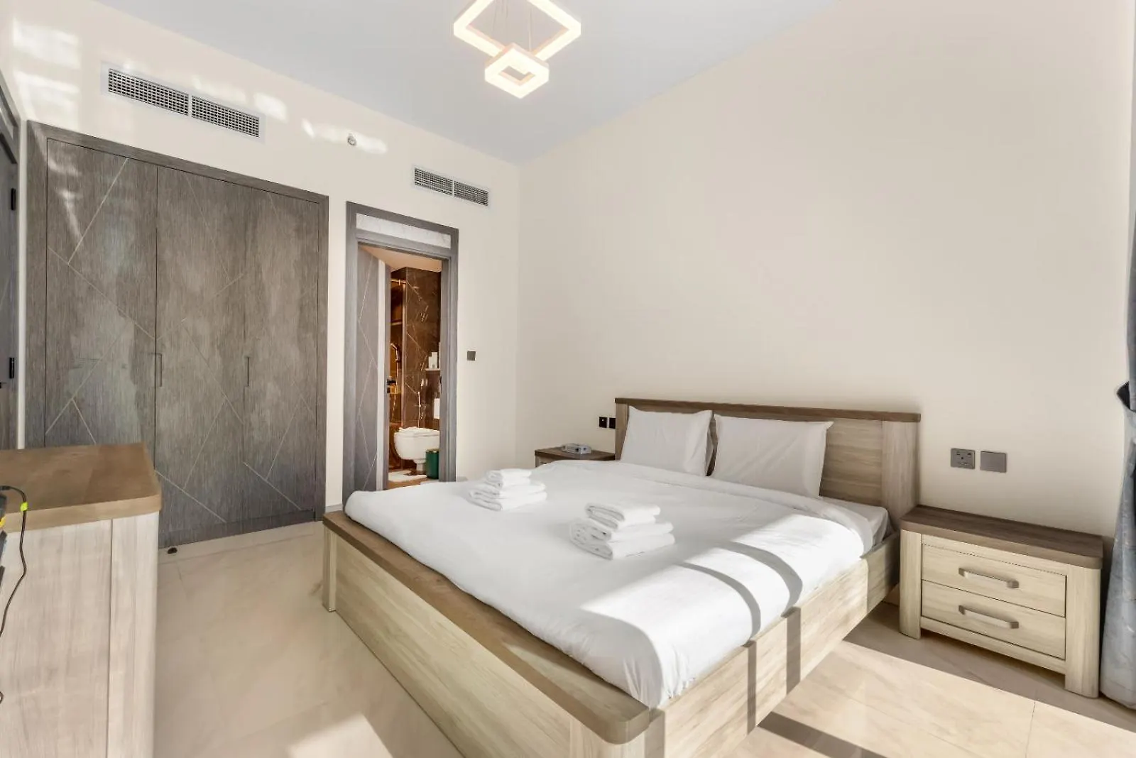 Chic One-Bed Haven W Pool & Gym Heart Of Dubai Apartman