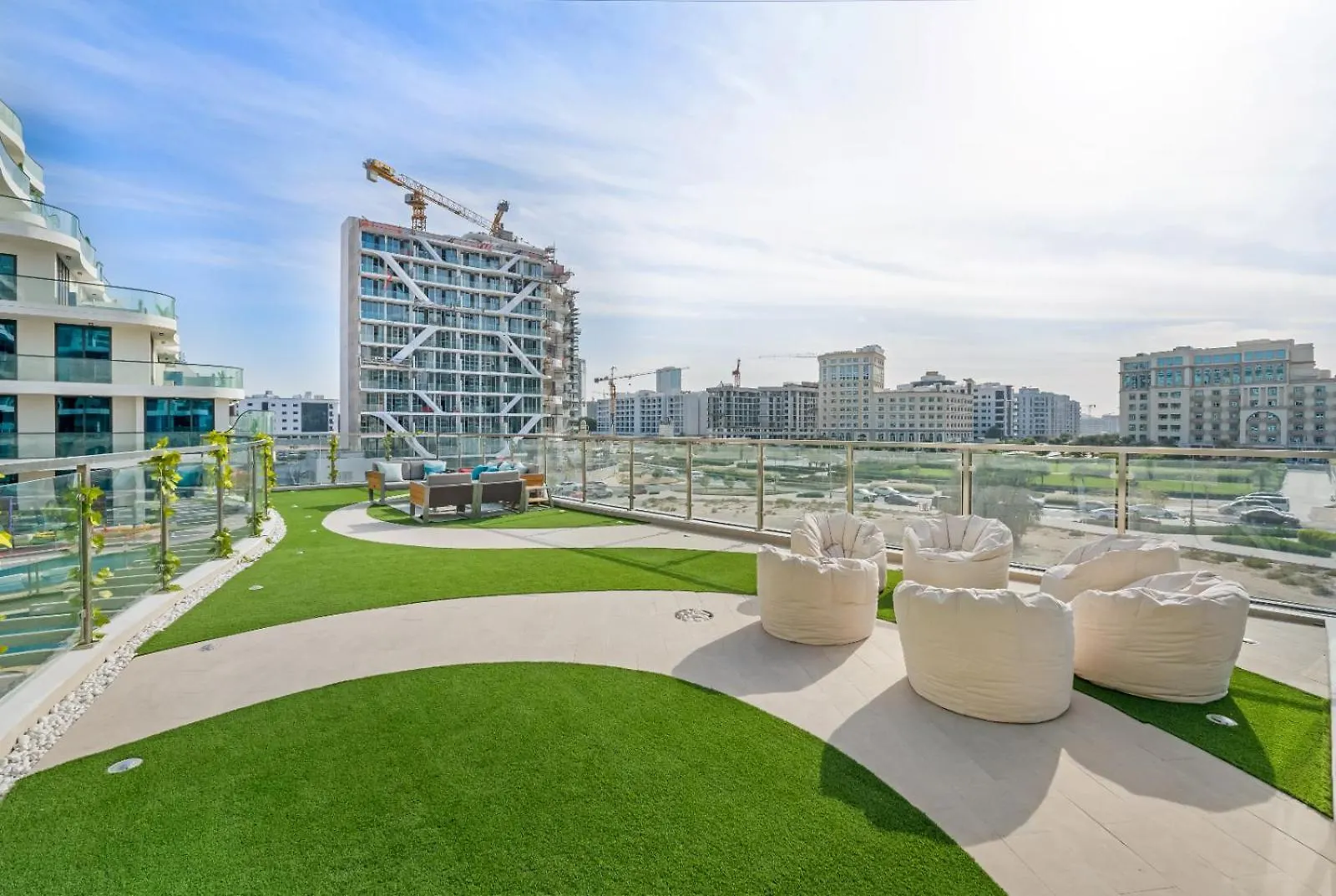 Chic One-Bed Haven W Pool & Gym Heart Of Dubai Apartman